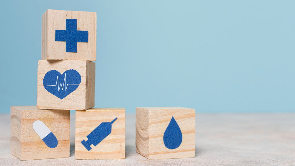 main qui fait une construction avec cube ayant un symbole en lien avec la santé