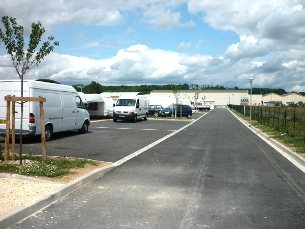 photo de l'aire d'accueil des gens du voyage du territoire, on y voit des emplacement et des véhicules installés