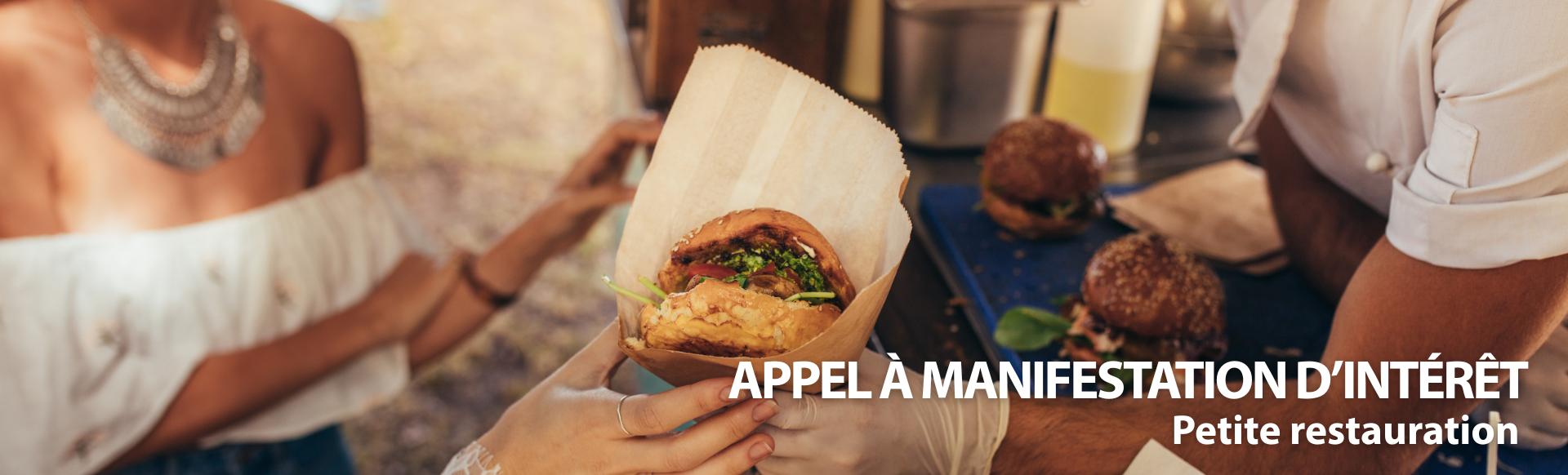 zoom sur 4 mains, les mains d'une personnes donnent de la nourriture à emporter à une autre.