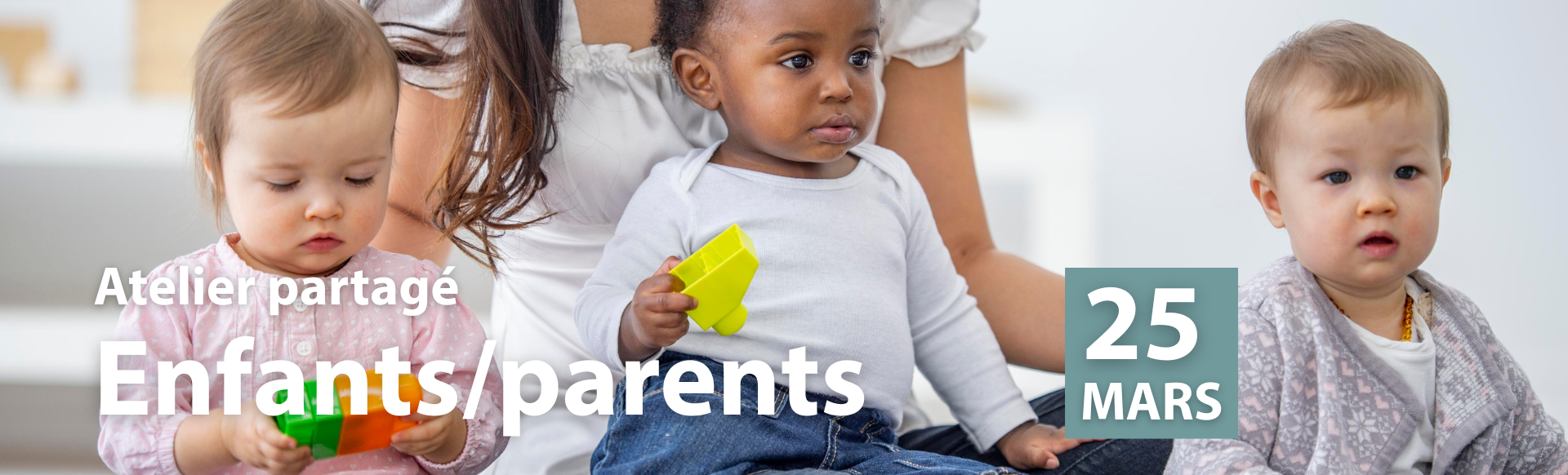 trois bébés qui jouent avec des cubes et une femme se tient assise derrière eux
