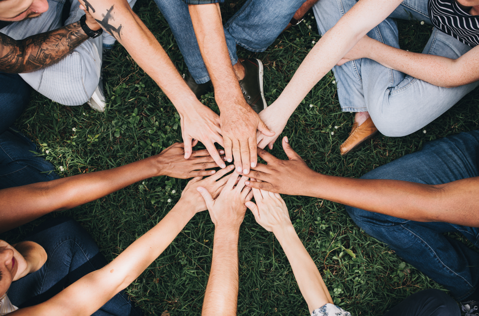 Des personnes unissent leurs mains