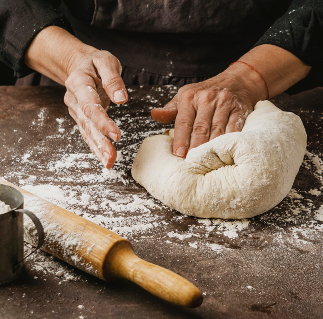 les mains d'une personne en train de façonner un pain