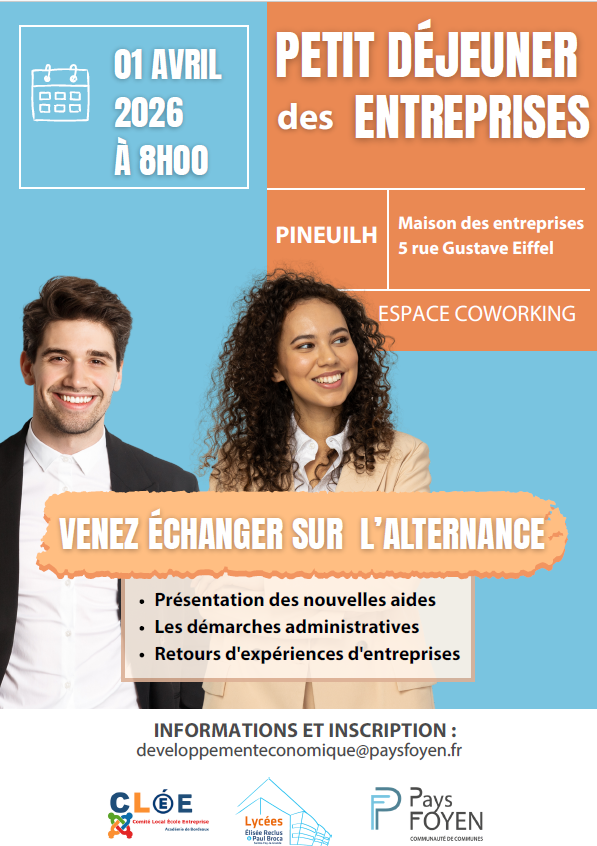 Une femme en costard beige et un homme en costard nous font un sourire