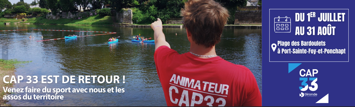 animateur avec tshirt rouge de dos, montre du doigt la plage où des personnes font une activité nautique