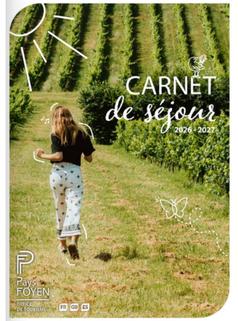 Il s'agit de la Une du Carnet de séjour 2026 - On voit une jaune femme de dos qui marche dans les vignes. Crédits photo : Cloé Tourdot Fuentes-Gironde Tourisme
