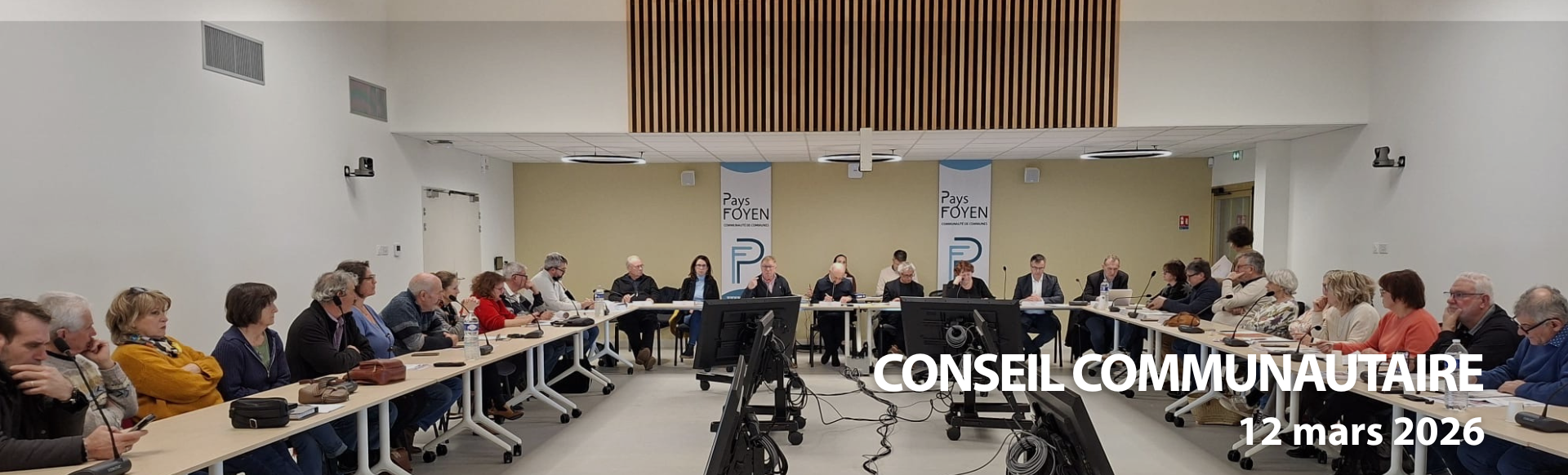 photo des élus communautaires installés en salle du conseil communautaire