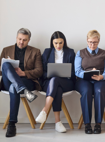 des personnes sont assises et semblent attendre avant de passer un entretien d'embauche