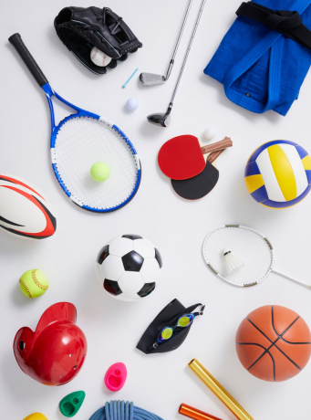 plusieurs équipements réunis qui représentent différentes activités sportives -tennis, judo, etc).
