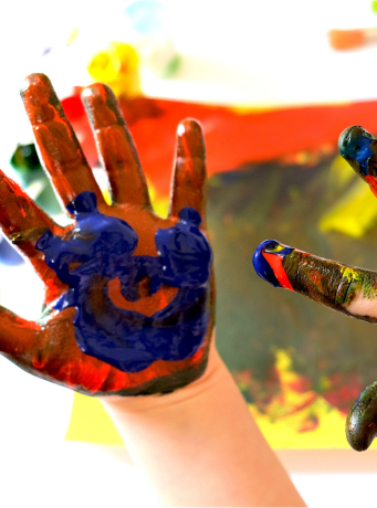 mains bébé recouvertes de peinture