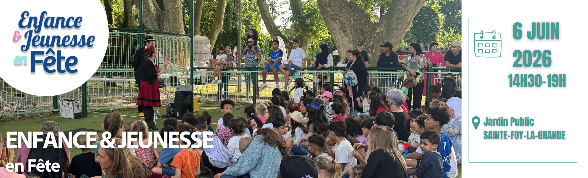 Photo d'une foule de personne assise dans un square pour regarder un spectacle
