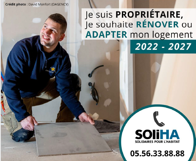 On voit un homme en train de faire des travaux en souriant