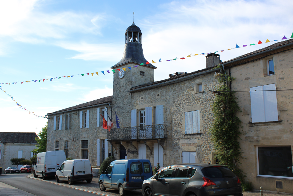 Façade rénové de la Mairie et des locaux de France Services à Pellegrue