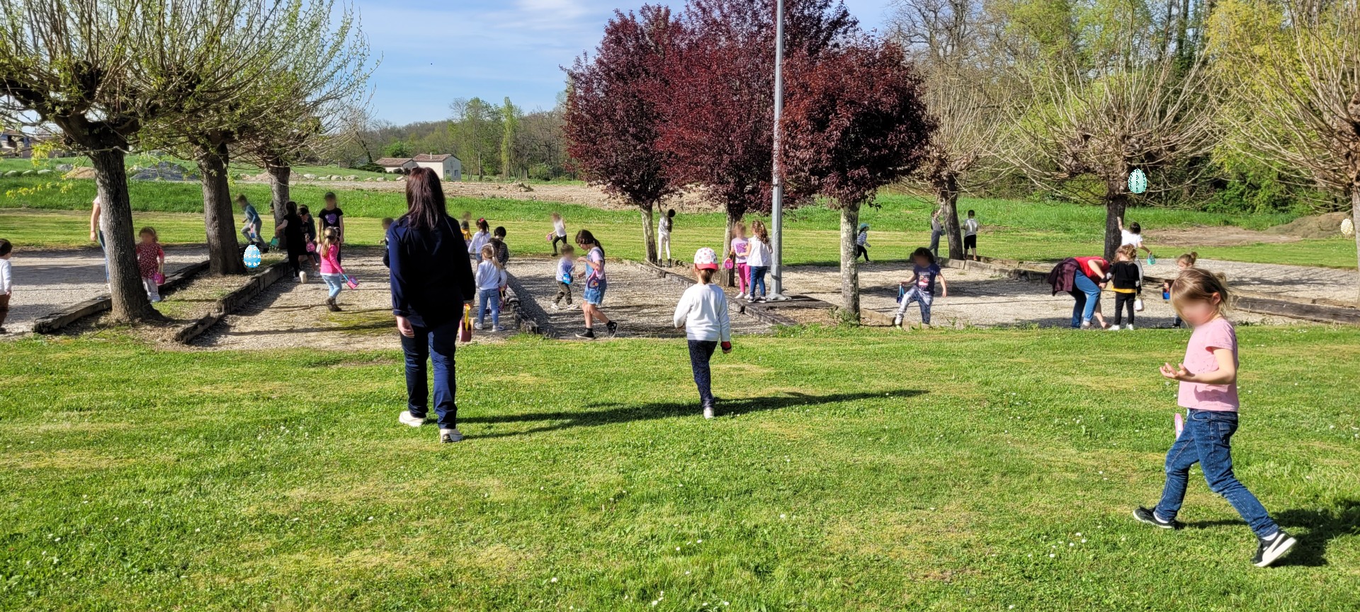 des enfants sont en train de jouer dans un parc aboré et il fait beau