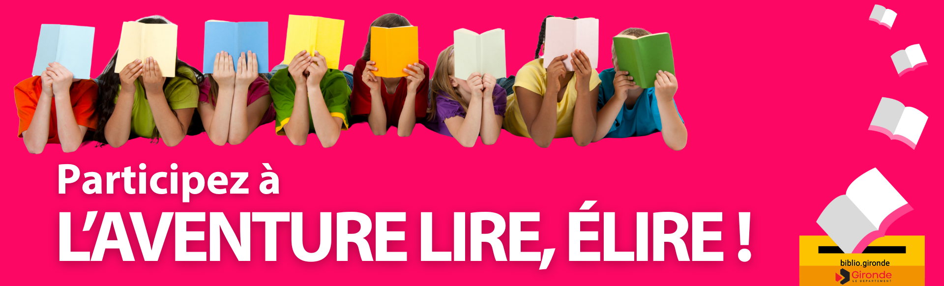 8 personnes tiennent des livres devant leurs visages