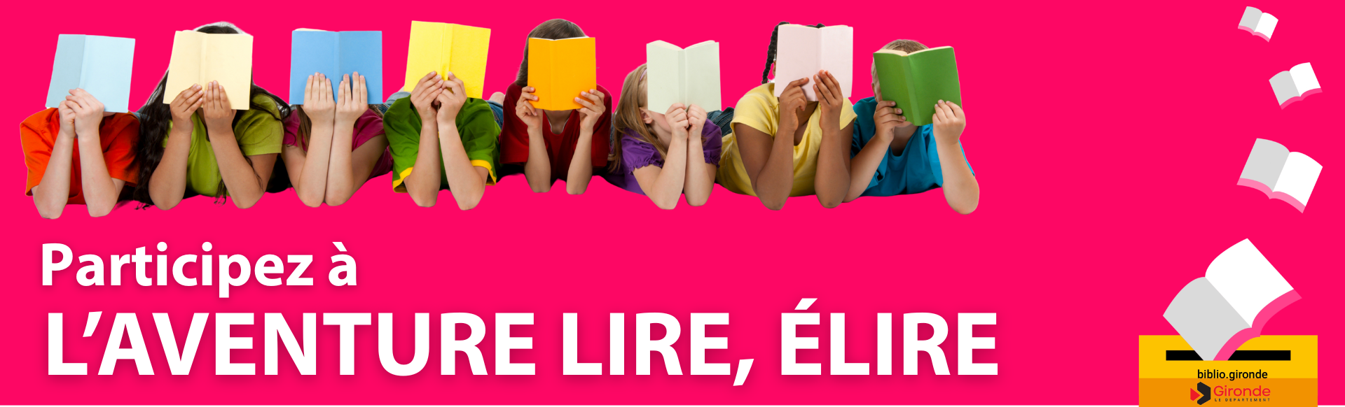 8 personnes tiennent des livres devant leurs visages