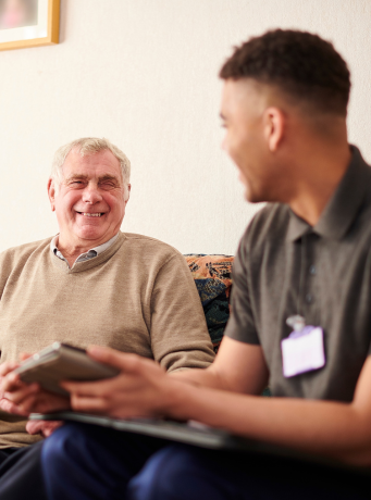 Deux hommes un jeune et un senior se parlent et rient