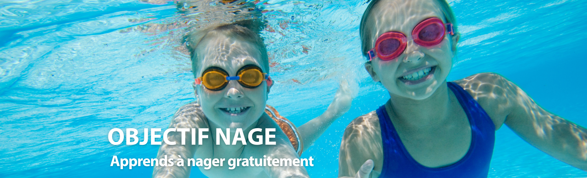 Deux enfants nous regardent en souriant et en étant sous l'eau