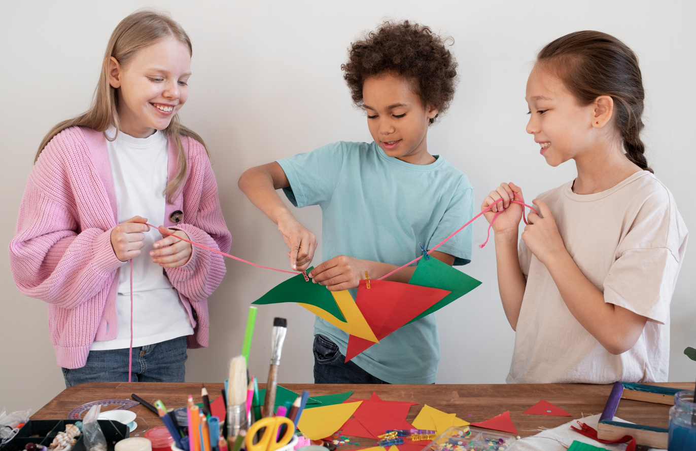 des enfants font une activité avec des feuilles colorées type origami