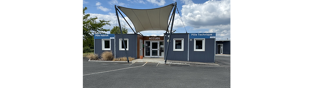 Extérieur du Pôle technique, il s'agit d'un bâtiment fait à partir de module, il est de couleur anthracite