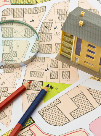 plan avec stylo et maquette construction
