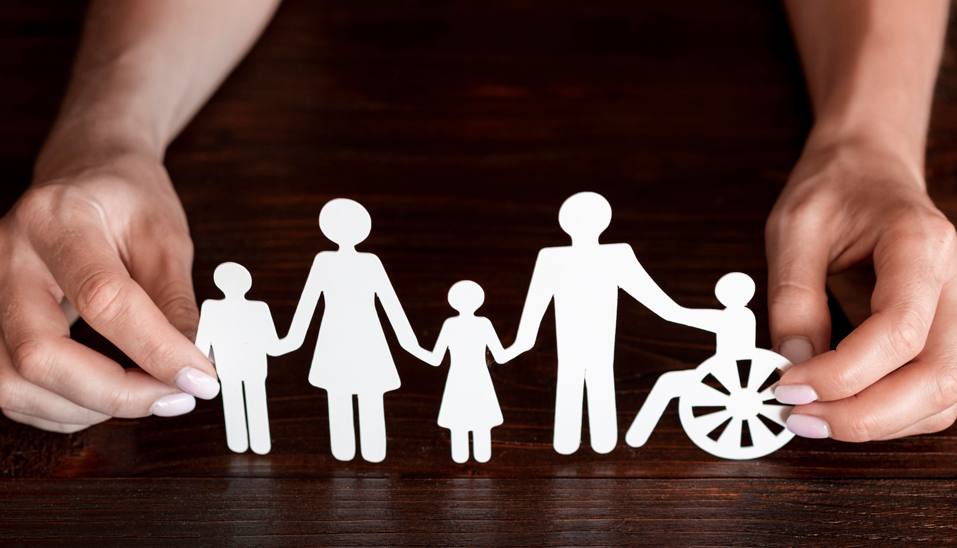 Origami de personnage, femme, homme, enfants, personne âgée, cet origami est tenu par deux mains de femme