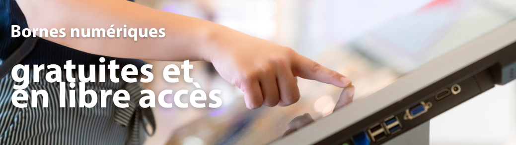 Une main en train d'utiliser une borne numérique